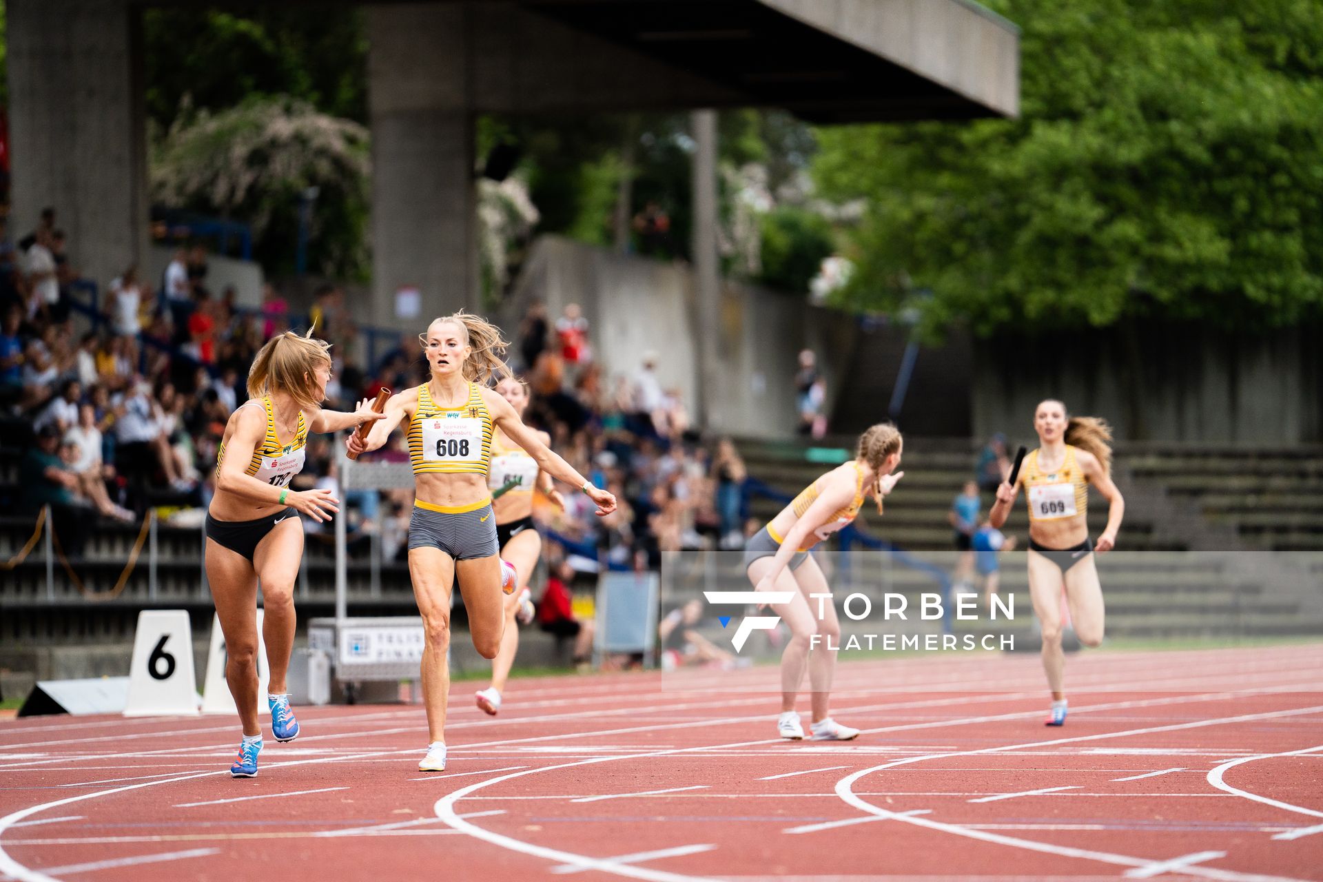 Corinna Schwab (LAC Erdgas Chemnitz) gibt den Stab weiter an Luna Thiel (VfL Eintracht Hannover) am 03.06.2022 waehrend der Sparkassen Gala in Regensburg